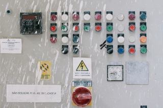 Tableau électrique ouvert lors d'un diagnostic dans un logement ancien