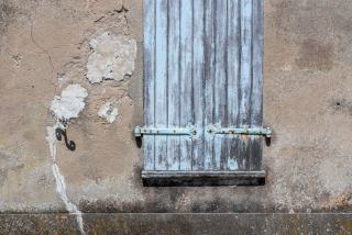 Peinture écaillée sur une menuiserie ancienne, situation type d'un constat plomb