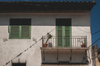 Une façade non ravalée présente des fissures visibles sur une maison en vente